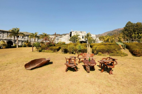 BRYS CAVES, The Jungle Resort